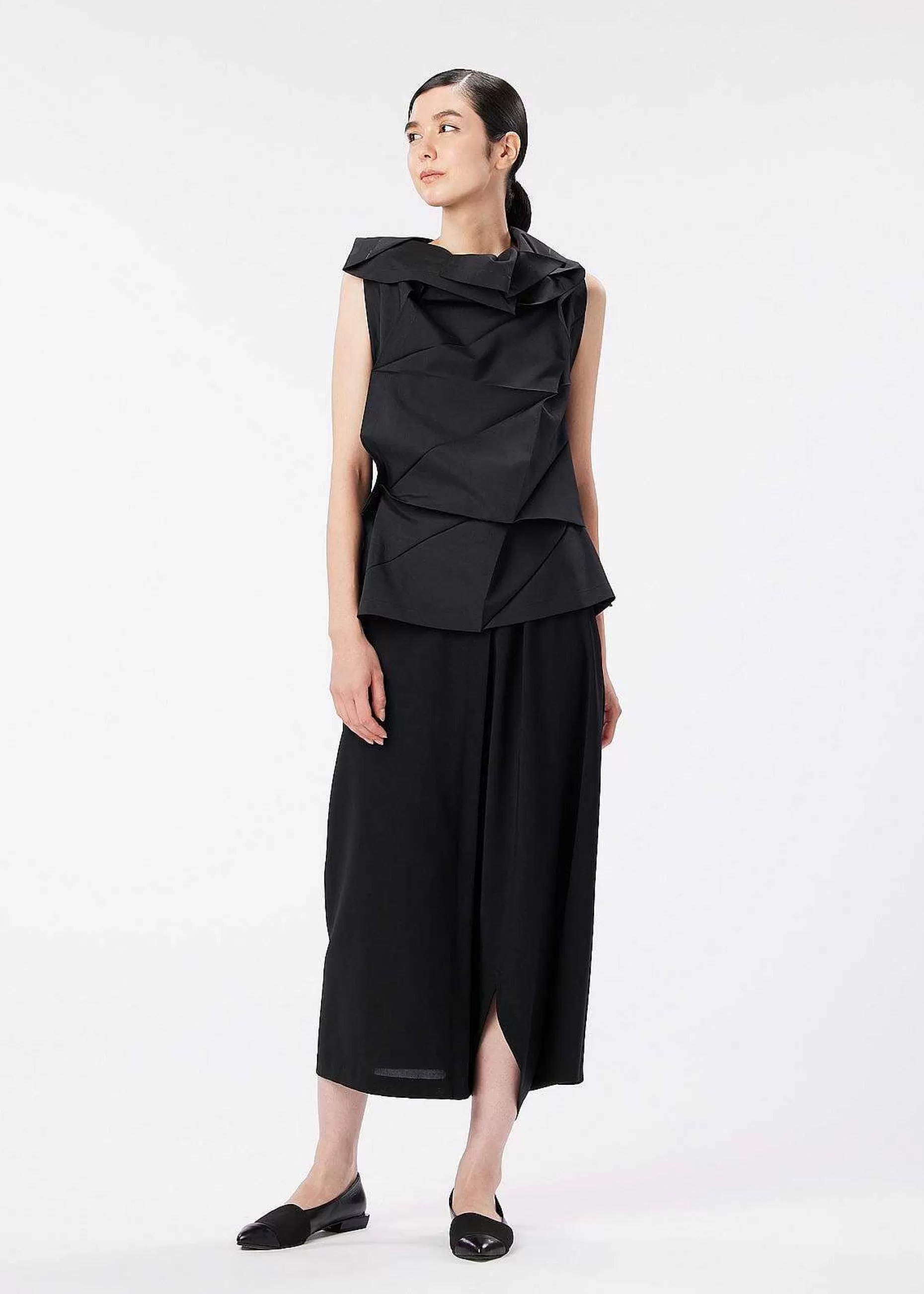 ISSEY MIYAKE Top | 132 5. Solid Black