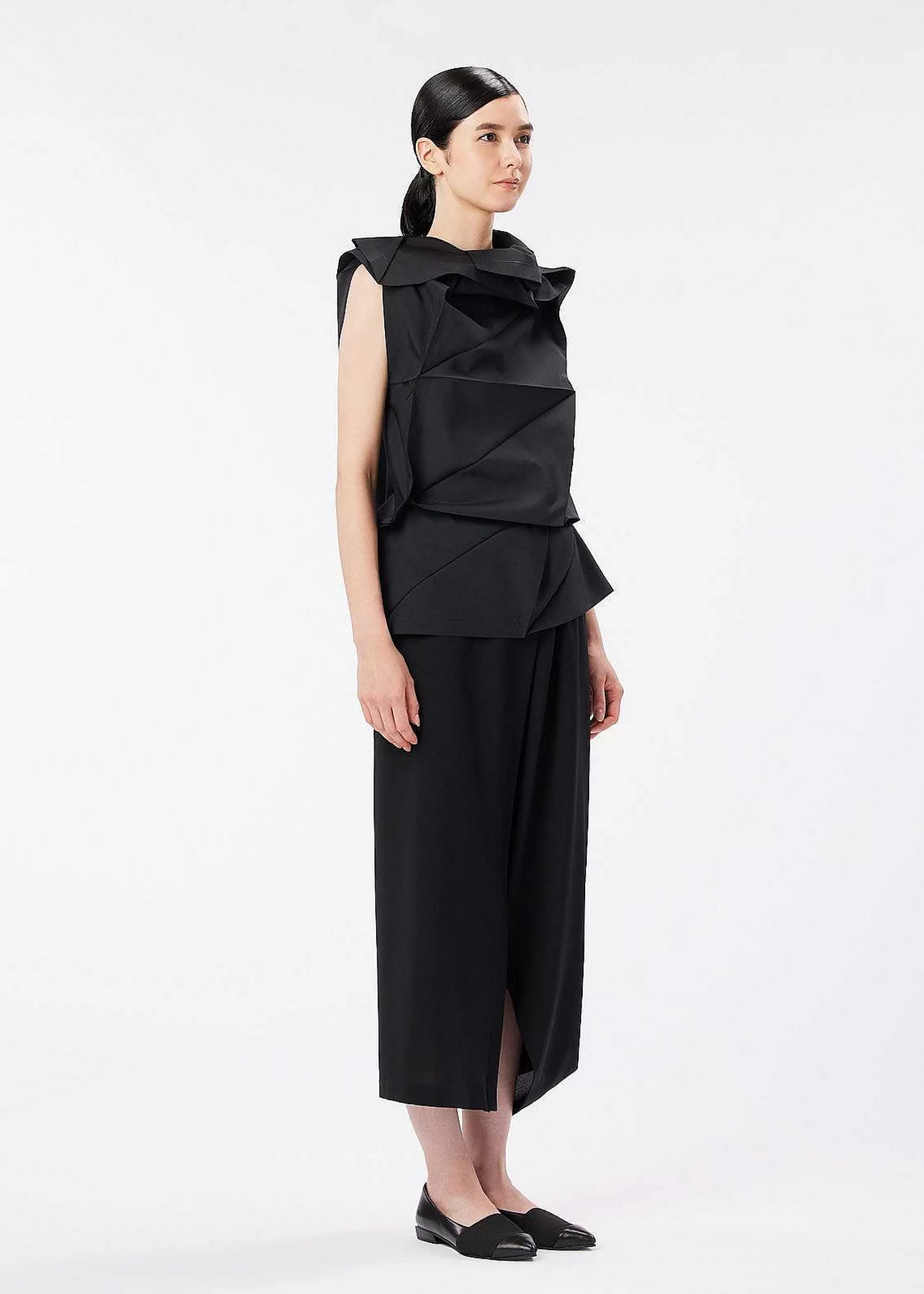 ISSEY MIYAKE Top | 132 5. Solid Black