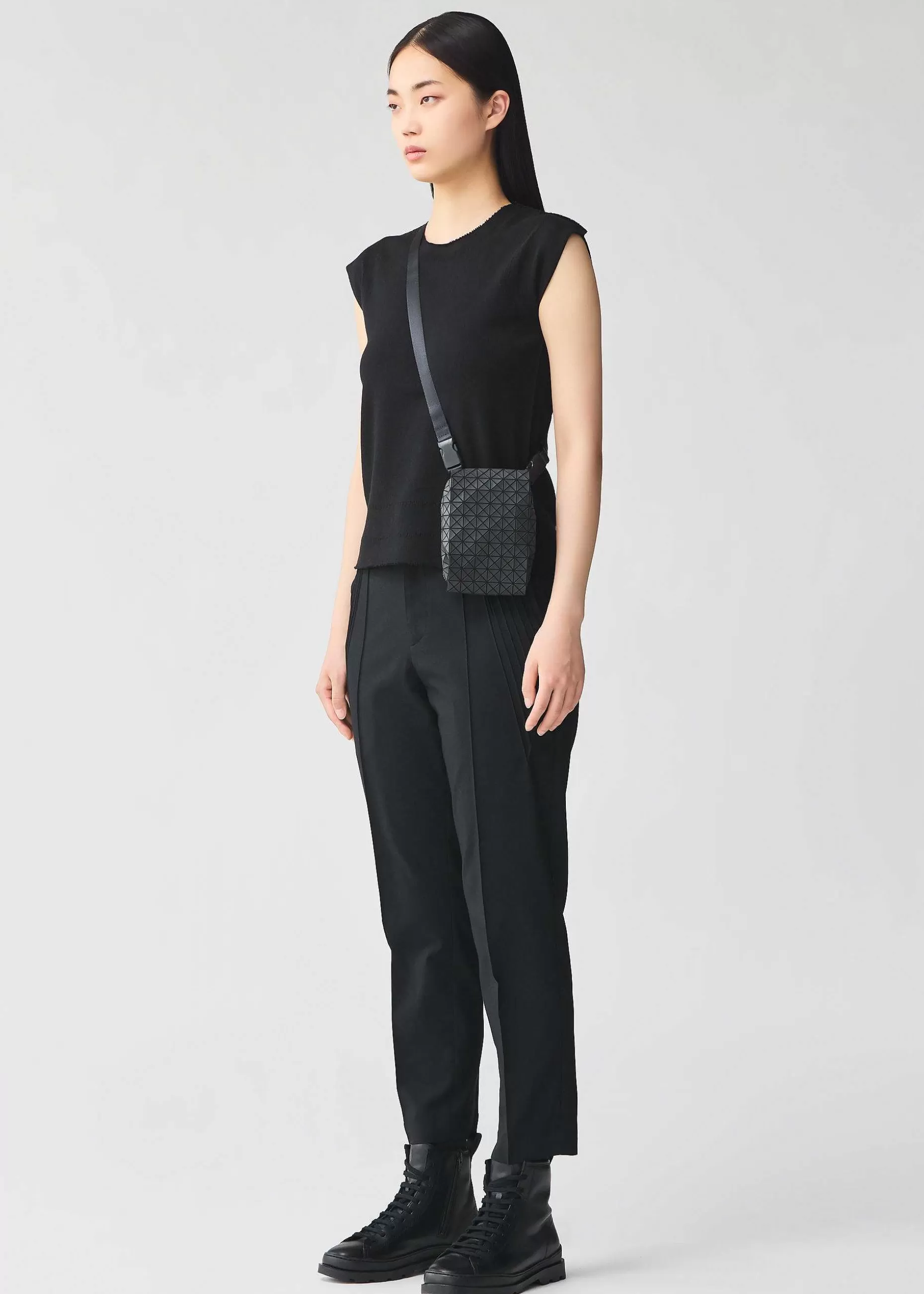 ISSEY MIYAKE Shoulder Bag | Beetle Matte Black