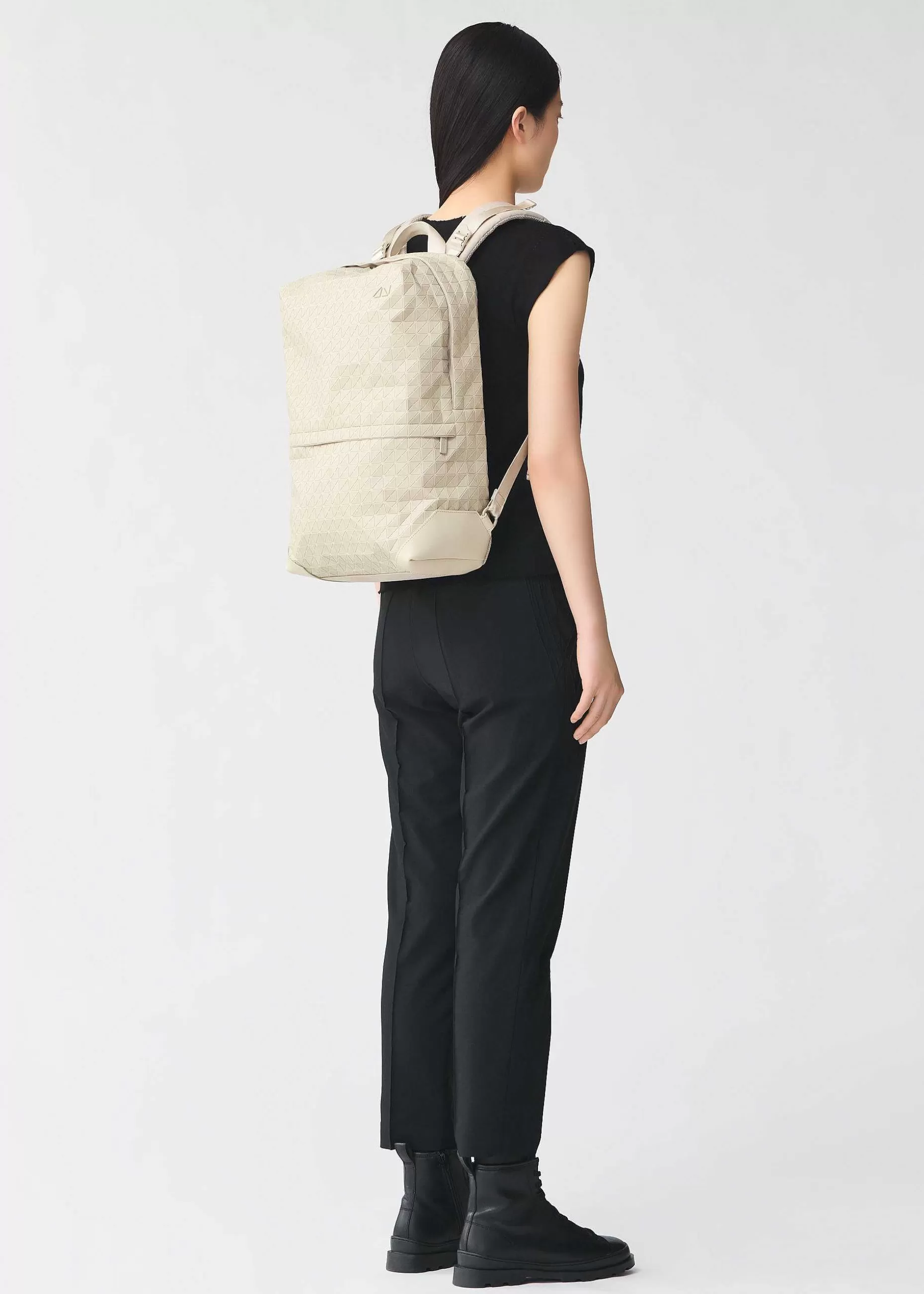 ISSEY MIYAKE Backpack | Liner One-Tone